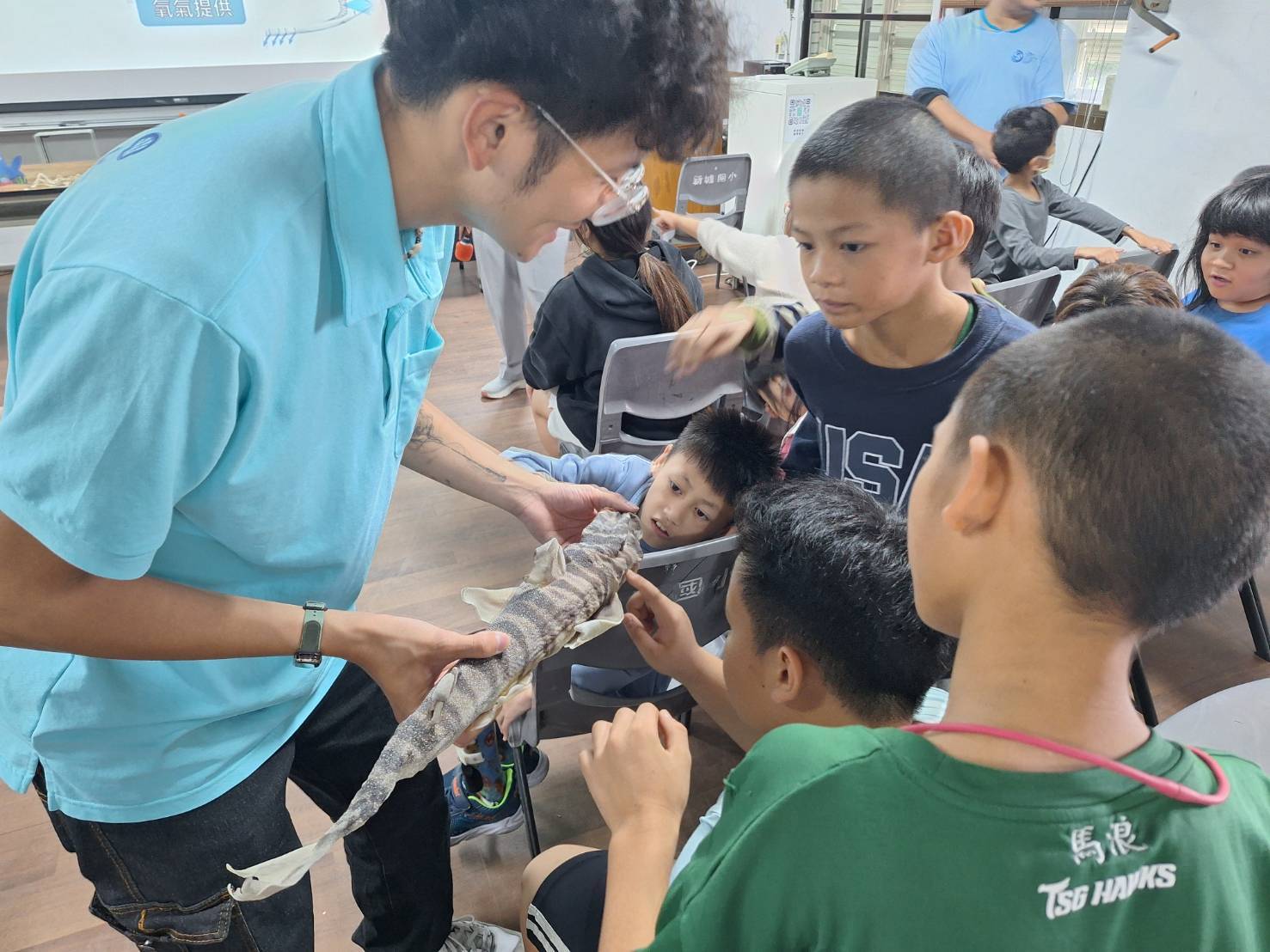 海洋公園化身聖誕老人,為孩子們帶來海洋生態教育課程。.jpg (175 KB)