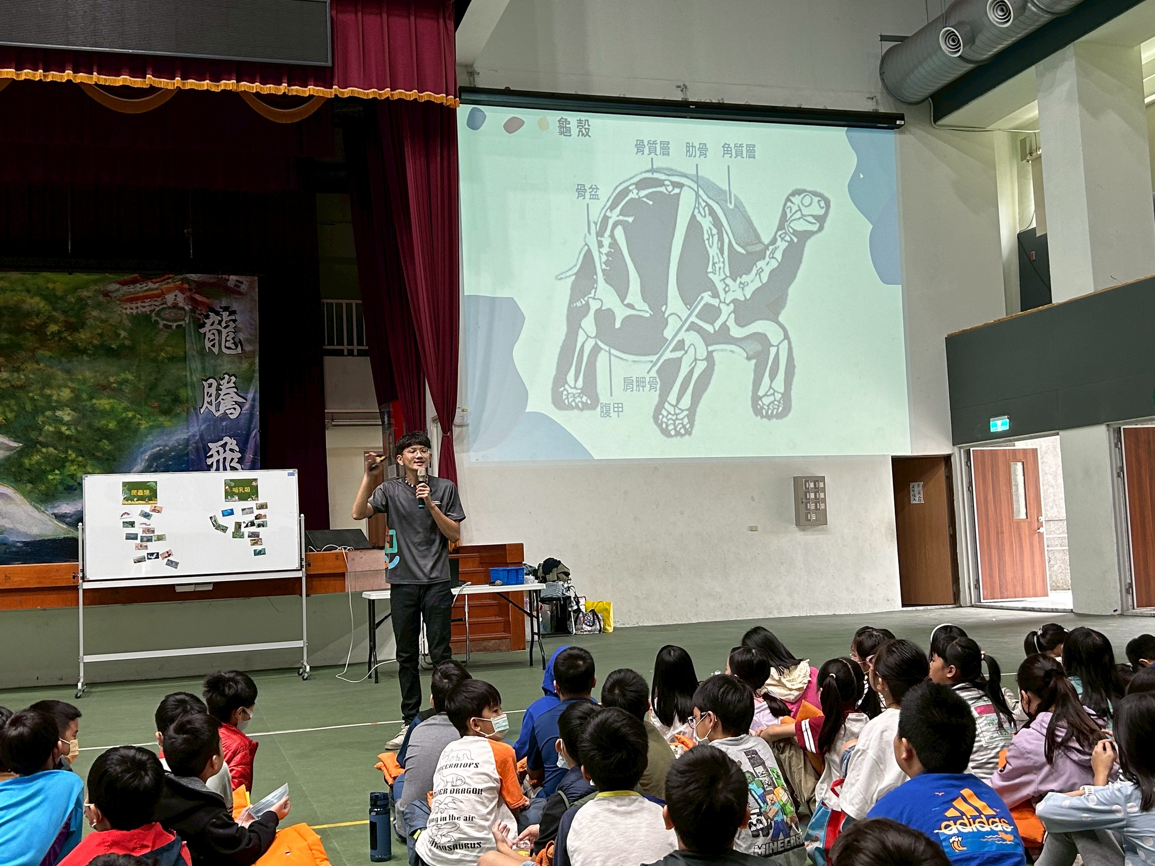 海洋公園推動海洋永續保育列車，將寓教於樂的海洋保育課程帶進校園，透過互動式教學.jpg (915 KB)